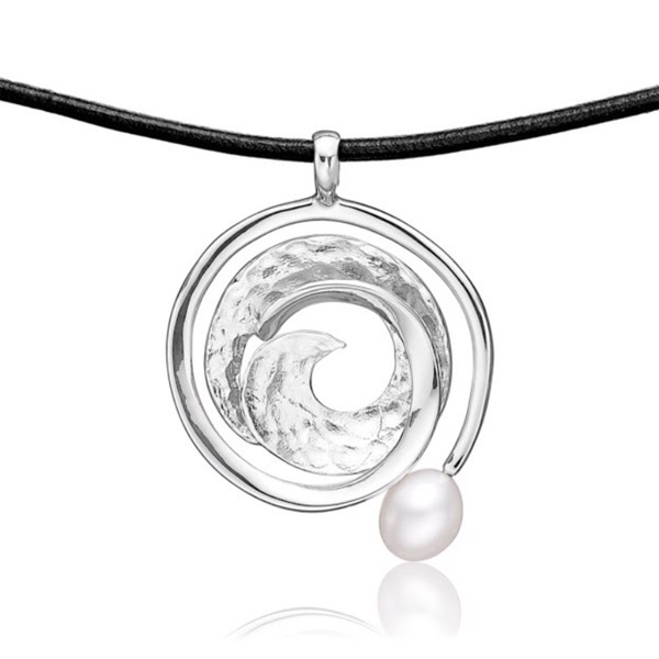 Smukt sølv vedhæng med perle og en læderkæde fra Blicher Fuglsang, 50 cm kæde